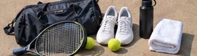 Tas tenis berisi sepatu, bola, handuk, dan botol minum